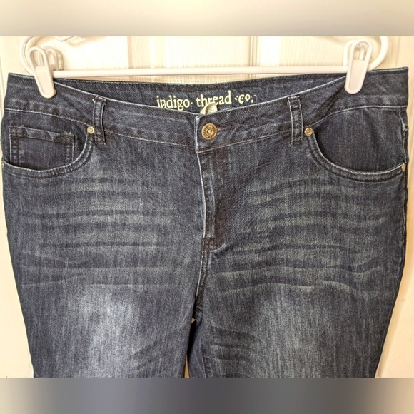 Indigo Thread Co Women's Sz 16 Whiskered Distressed Dark Denim Tapered Leg Jeans - Picture 6 of 7